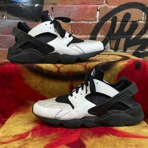 NIKE-men’s ‘White Black’ AIR HUARACHE lace-up athletic sneaker shoes